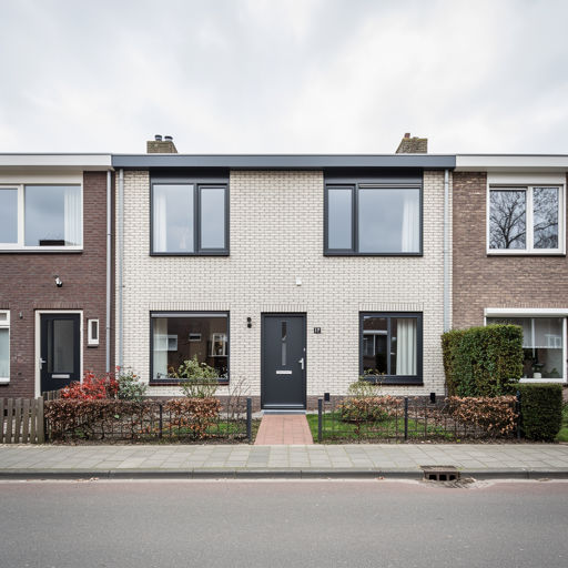 naoorlogse rijtjeswoning in Warmond met antracietkleurige kunststof kozijnen in de voorgevel