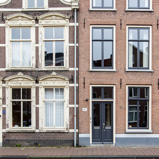 Monteur plaatst kunststof kozijnen bij een woning in Leiden